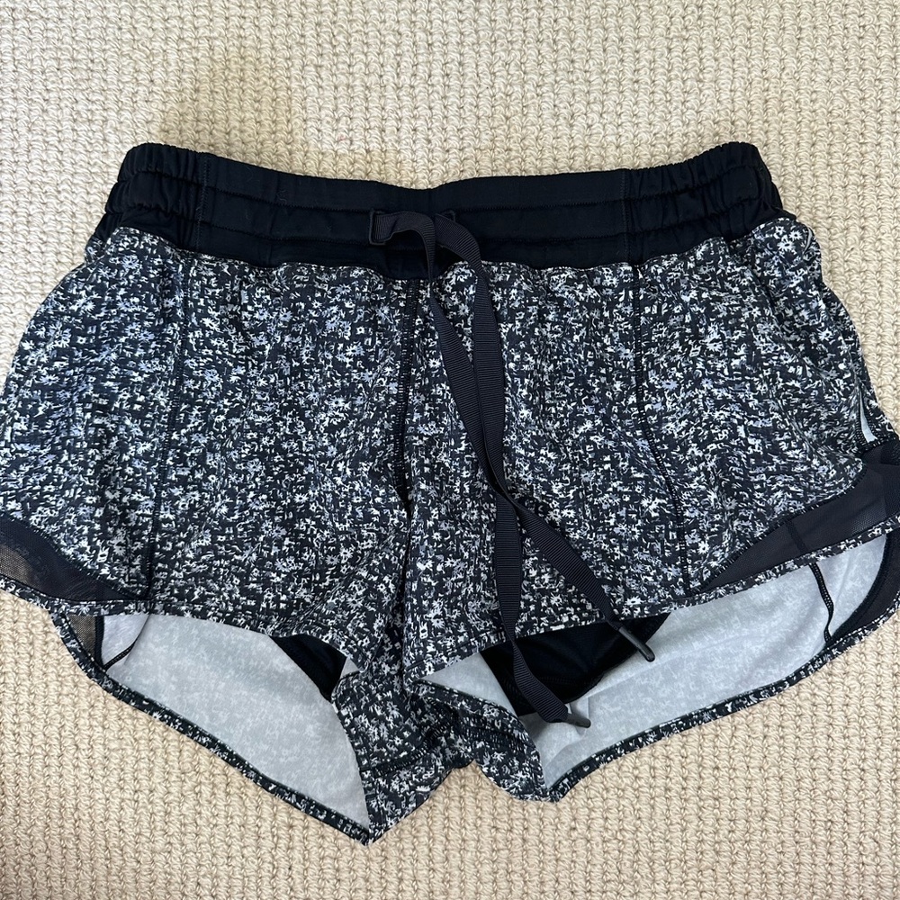 Lululemon 2” hotty hot short I floral black/white pattern size 8